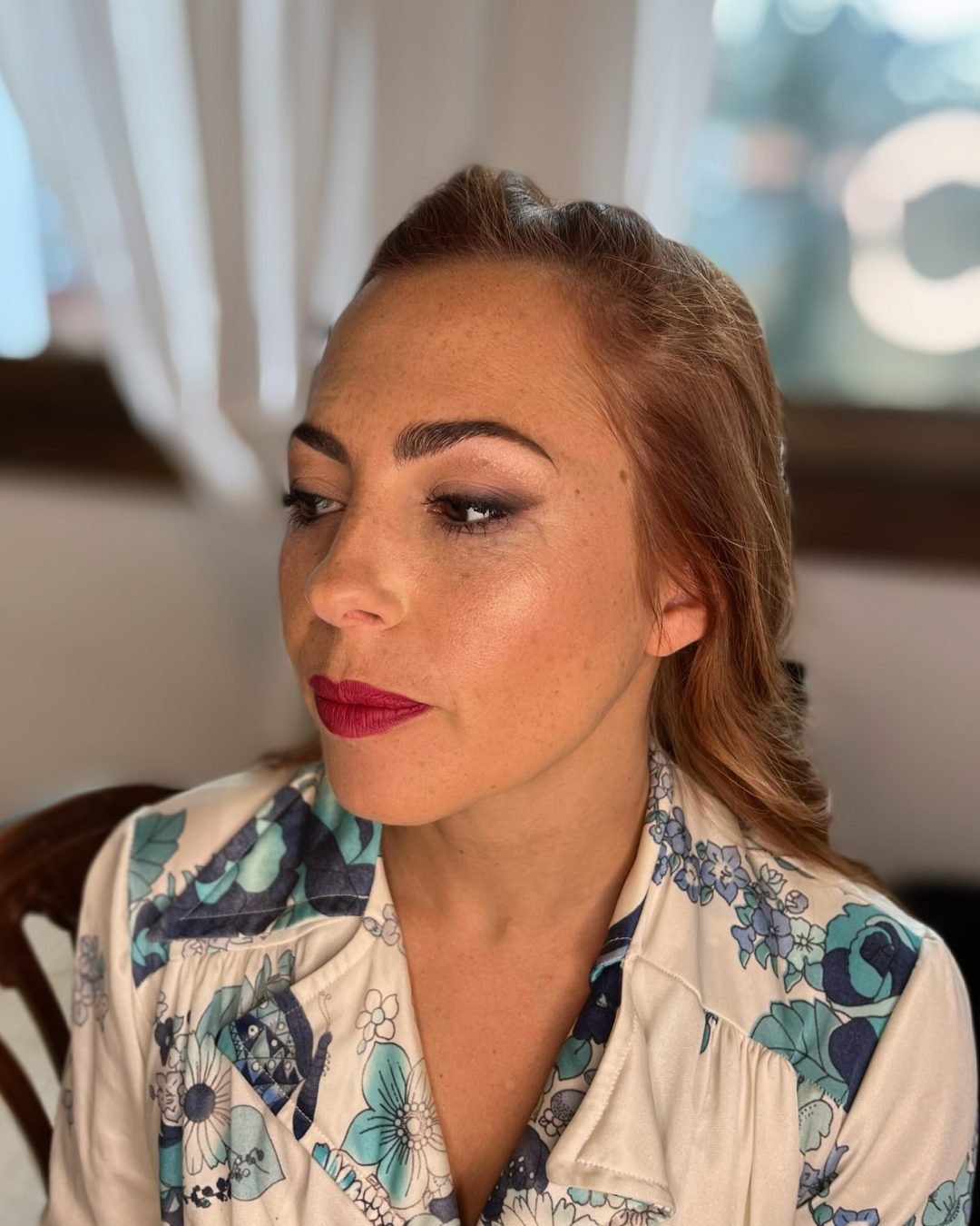 Maquillaje de novia mate con labio rojo